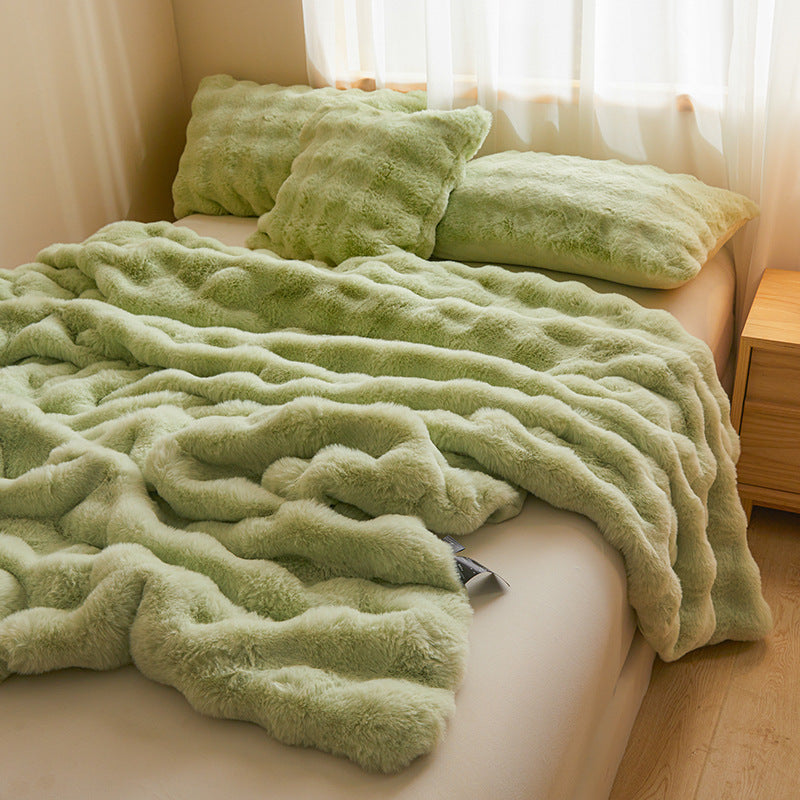 冬用の高級感あふれるシングル・ダブル兼用ブランケット。うさぎの毛のような柔らかいフェイクファーで作られた、厚手で暖かいコーラルフリースの昼寝用毛布